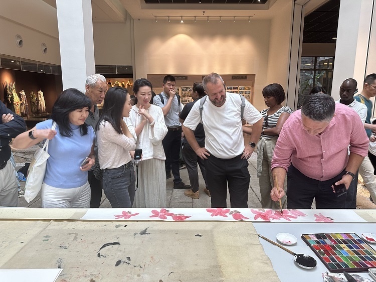 首屆國(guó)際傳播“絲路獎(jiǎng)”獲獎(jiǎng)代表等在廣州市荔灣區(qū)永慶坊參加文化交流活動(dòng)。楊爍壁、王燕攝影報(bào)道