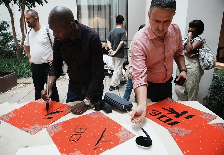 首屆國(guó)際傳播“絲路獎(jiǎng)”獲獎(jiǎng)代表等在廣州市荔灣區(qū)永慶坊參加文化交流活動(dòng)。楊爍壁、王燕攝影報(bào)道