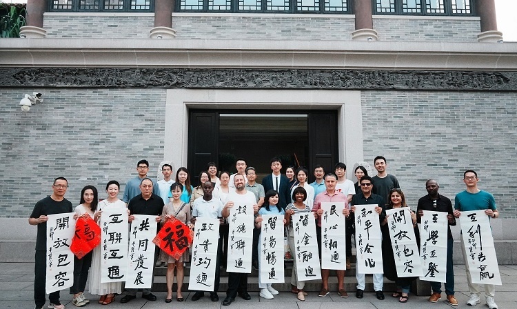 首屆國(guó)際傳播“絲路獎(jiǎng)”獲獎(jiǎng)代表等在廣州市荔灣區(qū)永慶坊參加文化交流活動(dòng)。楊爍壁、王燕攝影報(bào)道