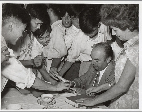 諾貝爾文學(xué)獎得主巴勃羅·聶魯達(dá)與中國青年在一起（資料圖片）。中國美術(shù)館供圖