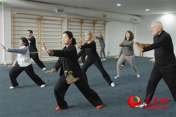 阿根廷武術(shù)俱樂部協(xié)會副會長陳敏正在教學(xué)。人民網(wǎng)記者 張若涵攝