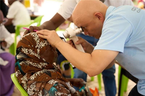 醫(yī)療隊為當(dāng)?shù)鼗颊吡x診。中國援桑醫(yī)療隊供圖