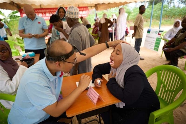 醫(yī)療隊為當(dāng)?shù)鼗颊吡x診。中國援桑醫(yī)療隊供圖