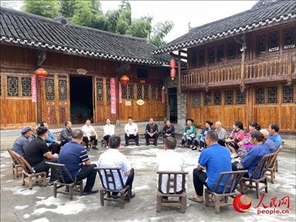 花垣縣石欄鎮(zhèn)朋巖村的院壩會(huì)。人民網(wǎng) 周靜圓攝