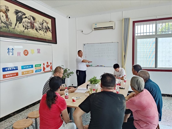 泉塘村17組議事會(huì)正在討論土地整理事項(xiàng)。湖南省司法廳供圖