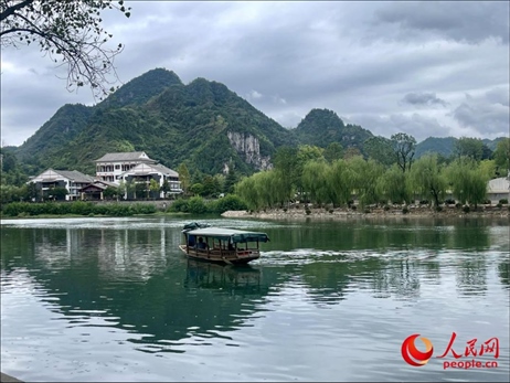 秋日的邊城鎮(zhèn)，青山滴翠、碧水含情。人民網(wǎng) 周靜圓攝