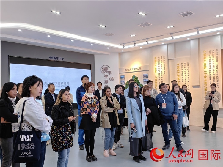 媒體記者探訪薊州礦山生態(tài)修復(fù)項(xiàng)目。人民網(wǎng)記者 符園園攝