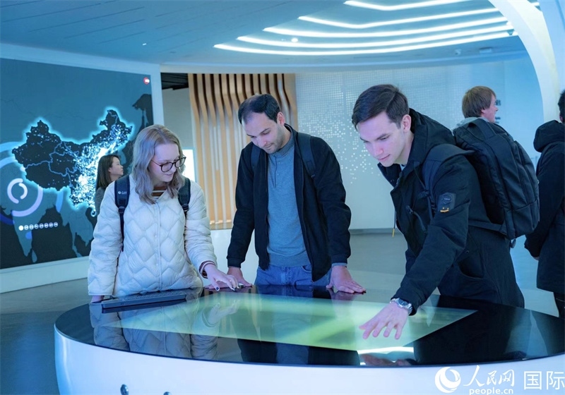 歐亞國(guó)家記者在國(guó)家大數(shù)據(jù)（貴州）綜合試驗(yàn)區(qū)交流體驗(yàn)中心參觀。人民網(wǎng) 陽(yáng)茜攝