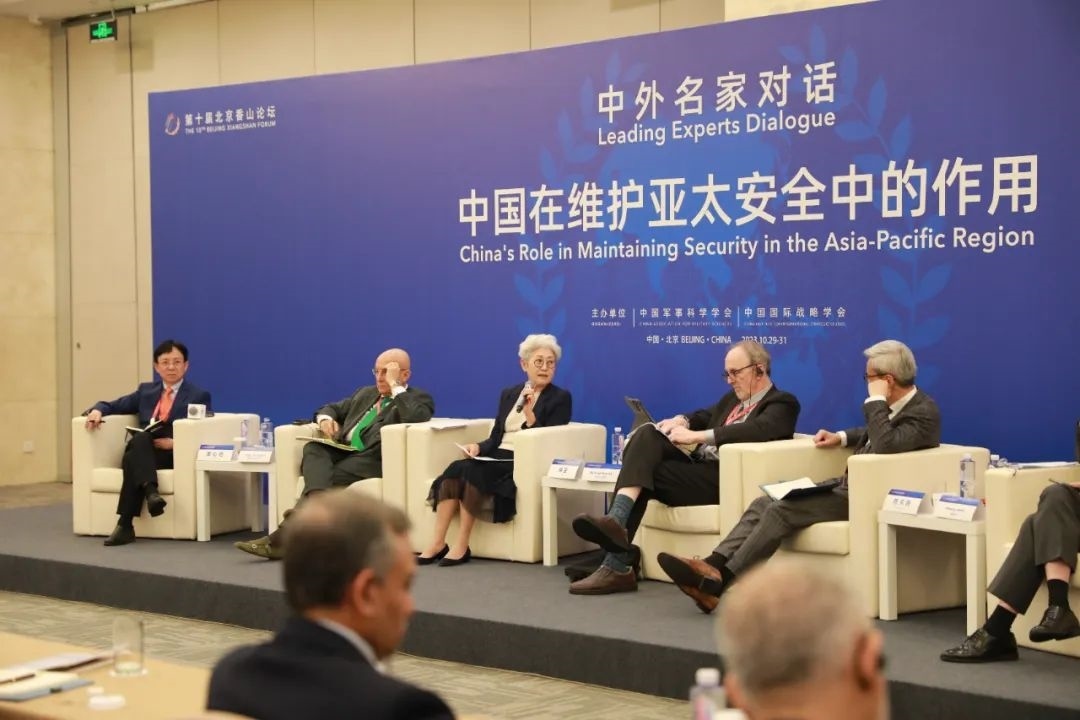 傅瑩（左三）反駁邁克爾·史文（左四）。斯基攝