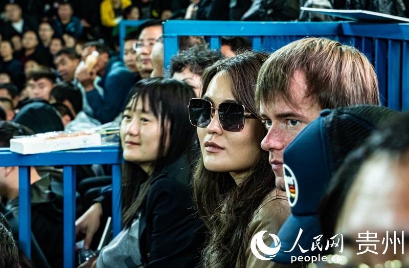 外媒記者走進“村BA”決賽現(xiàn)場觀看比賽。人民網(wǎng) 陽茜 攝