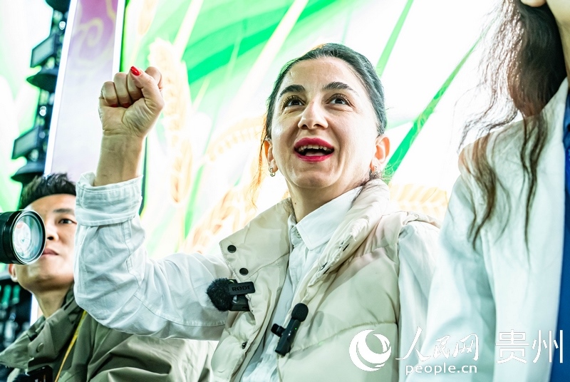 外媒記者在現(xiàn)場吶喊助威。人民網(wǎng) 陽茜攝