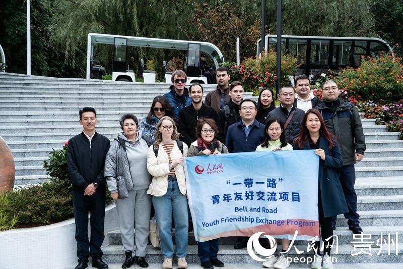 合影留念。人民網(wǎng) 陽茜攝