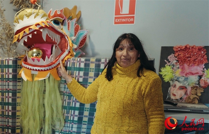 “熊貓閱覽室”一角。盧漢·梅洛為記者展示大使館贈送的龍頭。人民網(wǎng)記者 張若涵攝