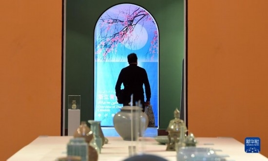 10月30日，人們?cè)谝晾实潞谔m伊朗國(guó)家藝術(shù)科學(xué)院觀看展出的展品。新華社記者 沙達(dá)提 攝