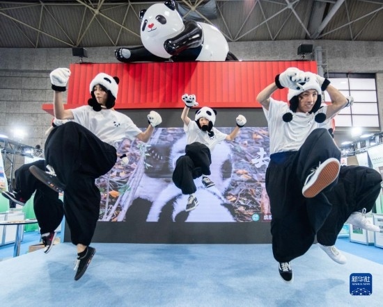  10月29日，街舞隊(duì)在日本大阪國際會(huì)展中心中國館表演街舞。新華社發(fā)（中國駐大阪旅游辦事處供圖）