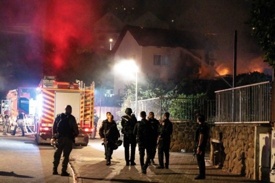 10月29日，在以色列北部城市謝莫納，以軍士兵和急救人員在一處被火箭彈擊中的現(xiàn)場執(zhí)勤。新華社發(fā)（阿亞爾·馬爾戈林攝/基尼圖片社）