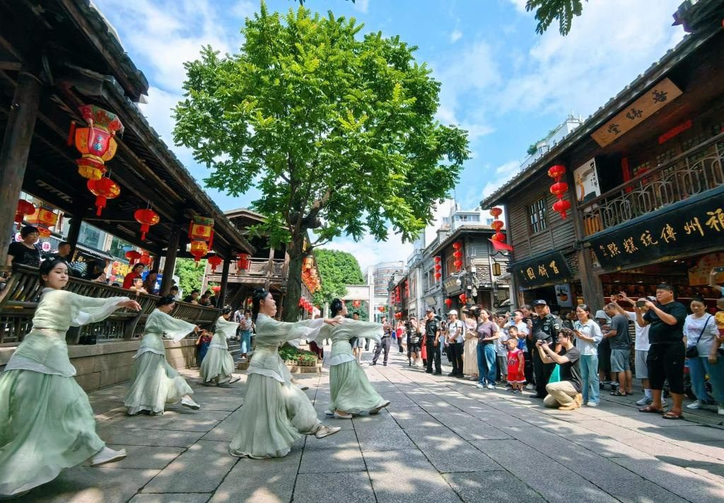 國慶節(jié)期間，福州市三坊七巷歷史文化街區(qū)上演《尋夢閩都》快閃。新華社發(fā)