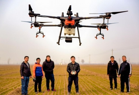 2019年2月25日，無人機(jī)教員（右三）在河北省衡水市冀州區(qū)徐莊鄉(xiāng)北榆林村為村民做植保無人機(jī)飛行操作技能培訓(xùn)。新華社記者 李曉果 攝