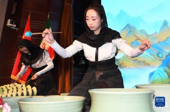 10月30日，演員在伊朗德黑蘭伊朗國(guó)家藝術(shù)科學(xué)院舉行的“青風(fēng)海上來(lái)”浙江青瓷巡禮開(kāi)幕式暨“萬(wàn)象中國(guó)·天下寧波”寧波文旅推介會(huì)開(kāi)幕式上表演。新華社記者 沙達(dá)提 攝