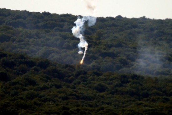 10月28日，閃光彈落在黎巴嫩納古拉樹林中燃起濃煙。新華社發(fā)（阿里·哈希紹攝）