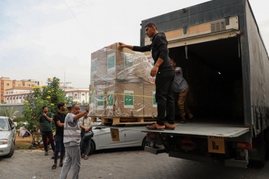  10月29日，工作人員在加沙地帶南部城市汗尤尼斯的一家醫(yī)院搬運醫(yī)療援助物資。新華社發(fā)（里澤克·阿卜杜勒賈瓦德攝）