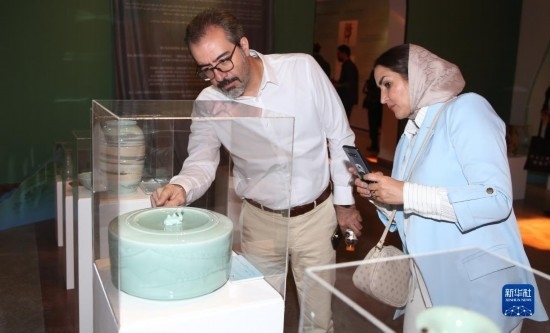 10月30日，人們?cè)谝晾实潞谔m伊朗國(guó)家藝術(shù)科學(xué)院觀看展出的展品。新華社記者 沙達(dá)提 攝