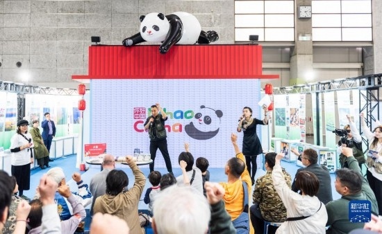  10月29日，游客在日本大阪國際會(huì)展中心中國館參與中國旅游知識(shí)問答活動(dòng)。新華社發(fā)（中國駐大阪旅游辦事處供圖）