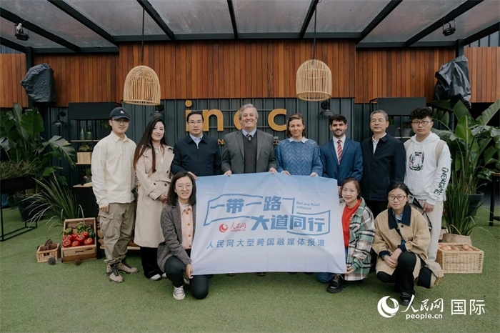 在烏拉圭第118屆普拉多牧農(nóng)業(yè)國(guó)際博覽會(huì)上，烏拉圭國(guó)家肉類協(xié)會(huì)主席與人民網(wǎng)記者合影。人民網(wǎng)記者 張若涵攝