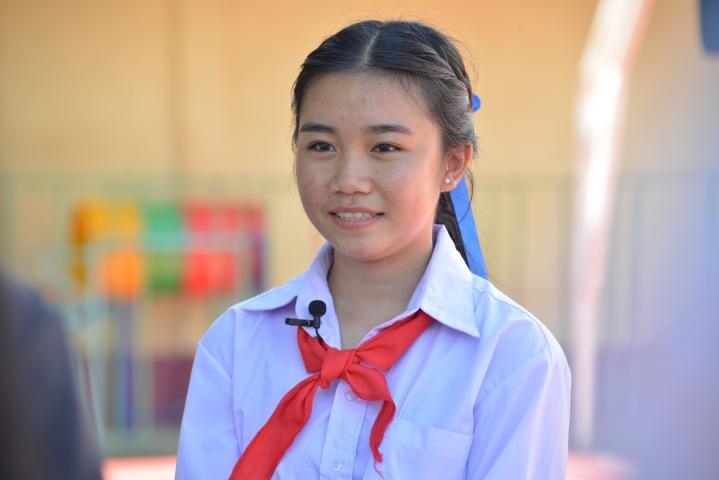 蓬批灣結(jié)束中國之行返回老撾后接受記者采訪。