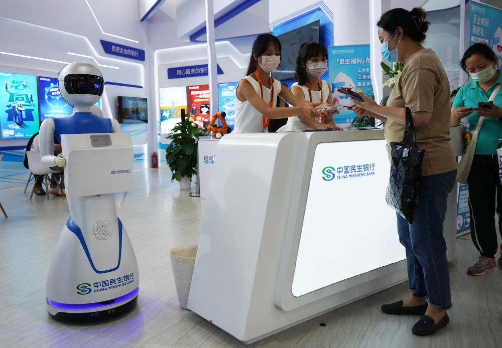 2022年9月4日，在服貿(mào)會(huì)首鋼園區(qū)金融服務(wù)專題展上，參觀者在中國(guó)民生銀行展臺(tái)咨詢金融業(yè)務(wù)。新華社記者 金皓原 攝