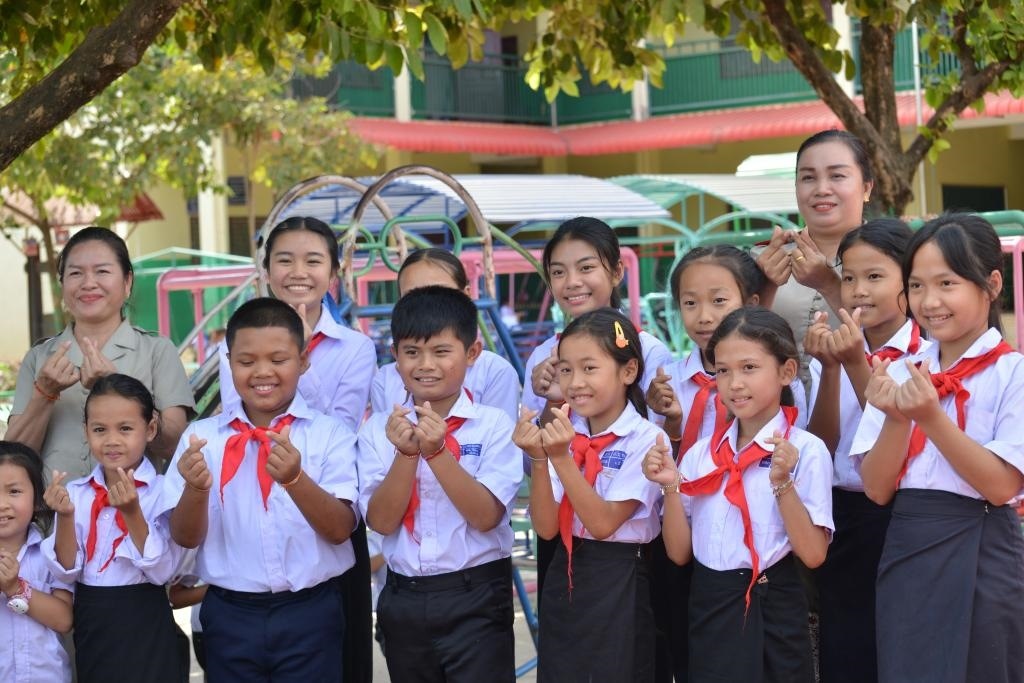 在采訪中，中老友好農(nóng)冰村小學(xué)師生為老中友誼“比心”。