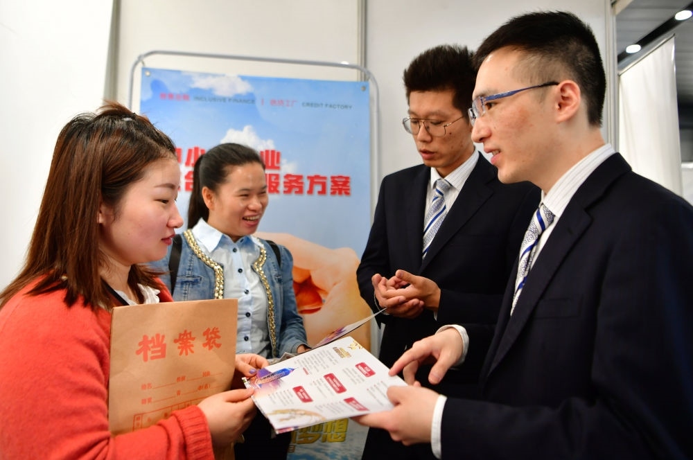 2019年5月9日，兩名鞋業(yè)公司的工作人員（左一和左二）向銀行工作人員咨詢中小微企業(yè)金融服務(wù)方案細(xì)則。當(dāng)日，福建自貿(mào)區(qū)福州片區(qū)稅企銀三方對(duì)接會(huì)在馬尾基金小鎮(zhèn)舉辦，來(lái)自傳統(tǒng)制造業(yè)、物聯(lián)網(wǎng)和電子商務(wù)等行業(yè)的企業(yè)代表參加對(duì)接會(huì)。新華社記者 魏培全 攝