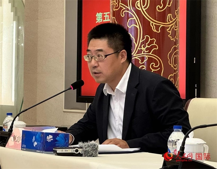 10月31日，歐美同學(xué)會(huì)副秘書長(zhǎng)滕劍峰在第五屆中法文化論壇媒體吹風(fēng)會(huì)上講話。（人民網(wǎng) 謝瑩攝）