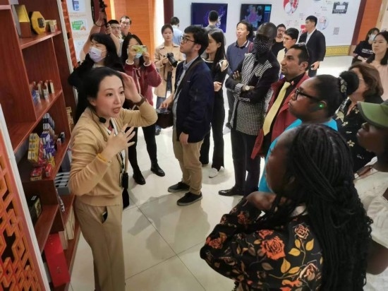 2023“一帶一路”媒體合作論壇聯(lián)合采訪團(tuán)參觀仁和863科技園產(chǎn)品展示區(qū)。（本報記者 黃超攝）