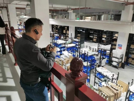 2023“一帶一路”媒體合作論壇聯(lián)合采訪團(tuán)團(tuán)員在仁和醫(yī)藥物流園拍攝記錄轉(zhuǎn)運(yùn)流程。（本報記者 黃超攝）