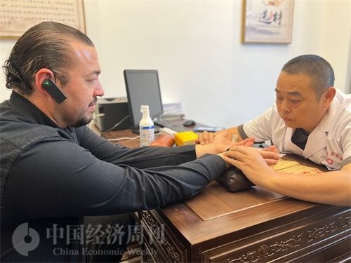  （外媒記者走進中醫(yī)堂，問診中醫(yī)名師。中國經(jīng)濟周刊記者 郭志強攝）