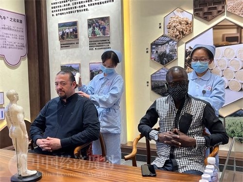  （外媒記者爭先恐后體驗艾灸，直呼神奇。中國經(jīng)濟周刊記者 郭志強 攝）