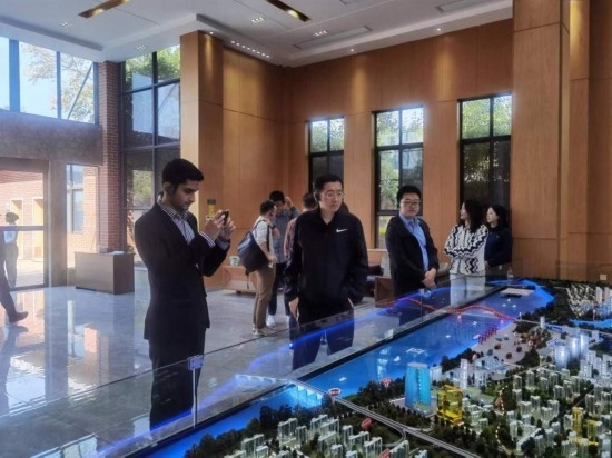 10月24日，2023“一帶一路”媒體合作論壇聯(lián)合采訪(fǎng)團(tuán)團(tuán)員在清水塘投資集團(tuán)招商服務(wù)中心參觀。本報(bào)記者 常雯宜攝