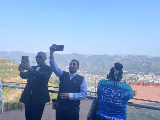 外媒記者在天釀景區(qū)拍照留念。本報記者葉子攝