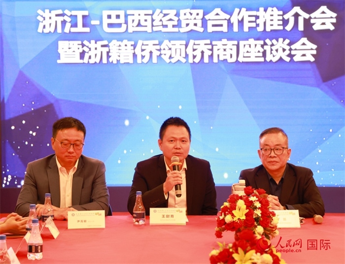 中國(guó)駐里約代總領(lǐng)事王尉育(中)在活動(dòng)中致辭。人民網(wǎng)記者 陳海琪攝