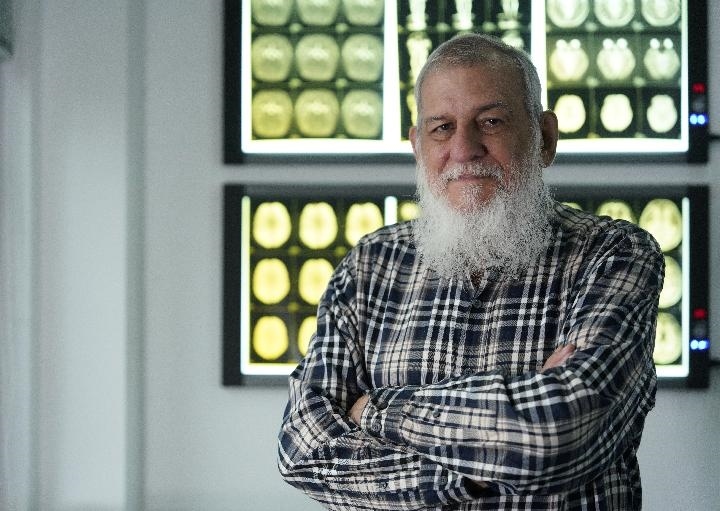 10月31日，古巴科學(xué)家裴德樂(lè)在電子科技大學(xué)校園內(nèi)。