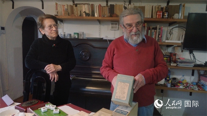 艾麗西亞·奧夫雷貢（左）和馬里奧·帕佐斯向記者展示家中收藏的西班牙語(yǔ)版《紅樓夢(mèng)》。人民網(wǎng)記者 張若涵攝