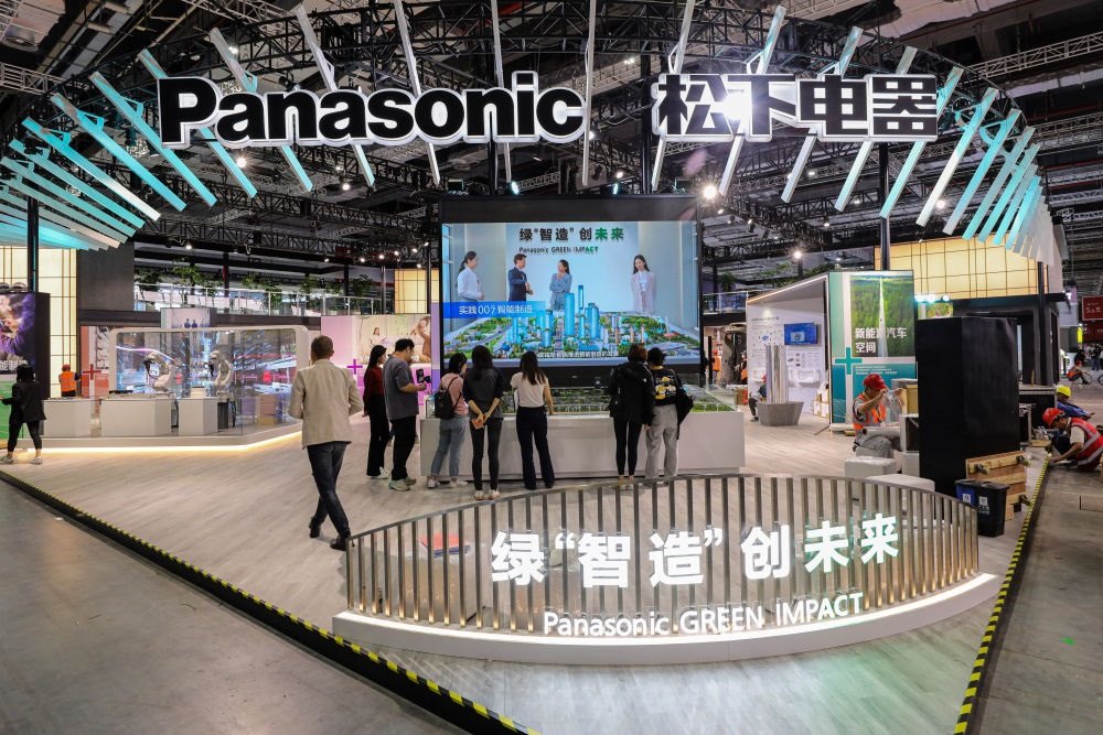 2023年11月2日，工作人員在進(jìn)博會(huì)松下電器展位做準(zhǔn)備工作。新華社記者 辛夢晨 攝