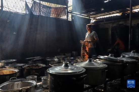 11月3日，在加沙地帶南部城市拉法，人們?cè)诿簹庵袛嗪笥貌窕鹱鲲垺Ｐ氯A社發(fā)（里澤克·阿卜杜勒賈瓦德攝）