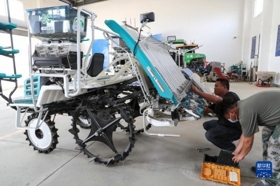 11月4日，技術(shù)員在南通市通州區(qū)十總鎮(zhèn)育民村農(nóng)場保養(yǎng)無人插秧機(jī)設(shè)備。