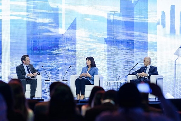 牛津大學研究全球化與發(fā)展問題的教授伊恩·戈爾丁（右一）表示，全球格局的變化是結構性的，各國特別是西方國家必須順應變化。迪拜商會供圖