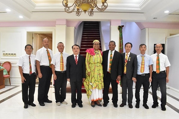 多米尼克總統(tǒng)伯頓和駐多米尼克大使林先江與中國農(nóng)業(yè)技術(shù)專家組合影。中國駐多米尼克大使館供圖