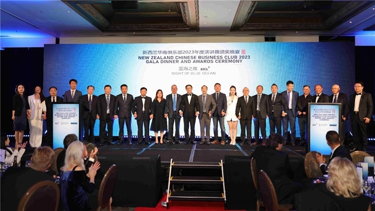 新西蘭華商聯(lián)合總會首批會員代表上臺亮相。攝影：張凱