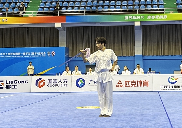 11月6日，第一屆全國(guó)學(xué)生（青年）運(yùn)動(dòng)會(huì)武術(shù)套路（大學(xué)組）男子自選劍術(shù)比賽中。人民網(wǎng)記者 歐興榮攝