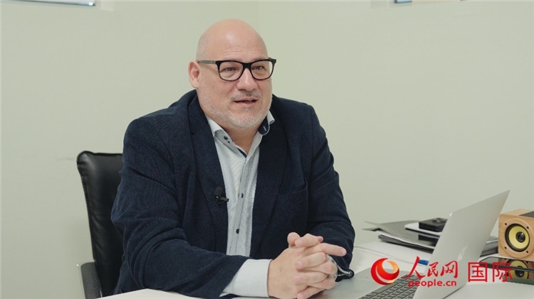 烏拉圭《共和國報》總編輯胡安·布蘭卡接受人民網(wǎng)專訪。人民網(wǎng)記者 張若涵攝